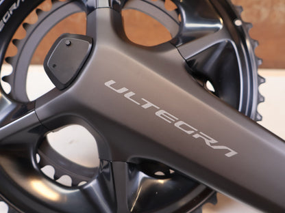 Kurbel von Shimano, Shimano Ultegra FC-R8100-P Powermeter Kurbel 170mm 50-34Z vor USEDBIKES-OB.DE Hintergrund