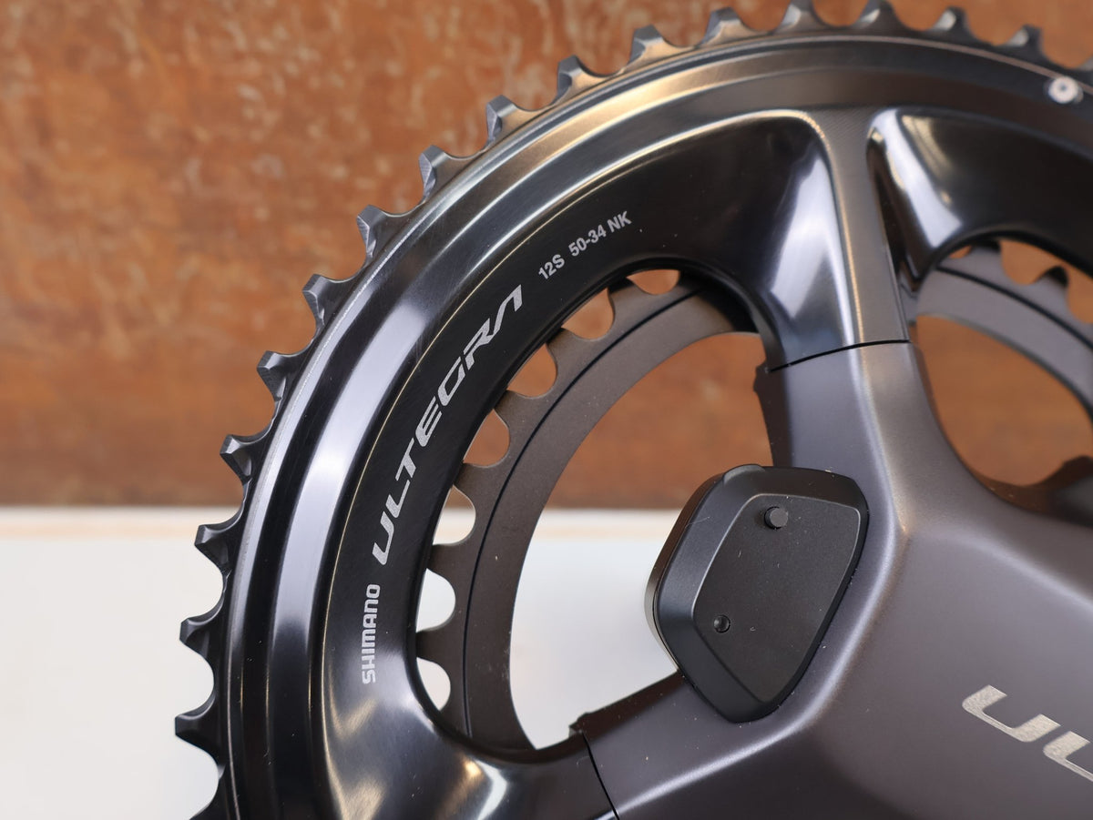 Kurbel von Shimano, Shimano Ultegra FC-R8100-P Powermeter Kurbel 172.5mm 50-34Z vor USEDBIKES-OB.DE Hintergrund