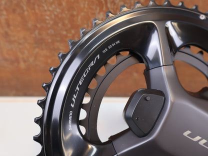 Kurbel von Shimano, Shimano Ultegra FC-R8100-P Powermeter Kurbel 172.5mm 50-34Z vor USEDBIKES-OB.DE Hintergrund