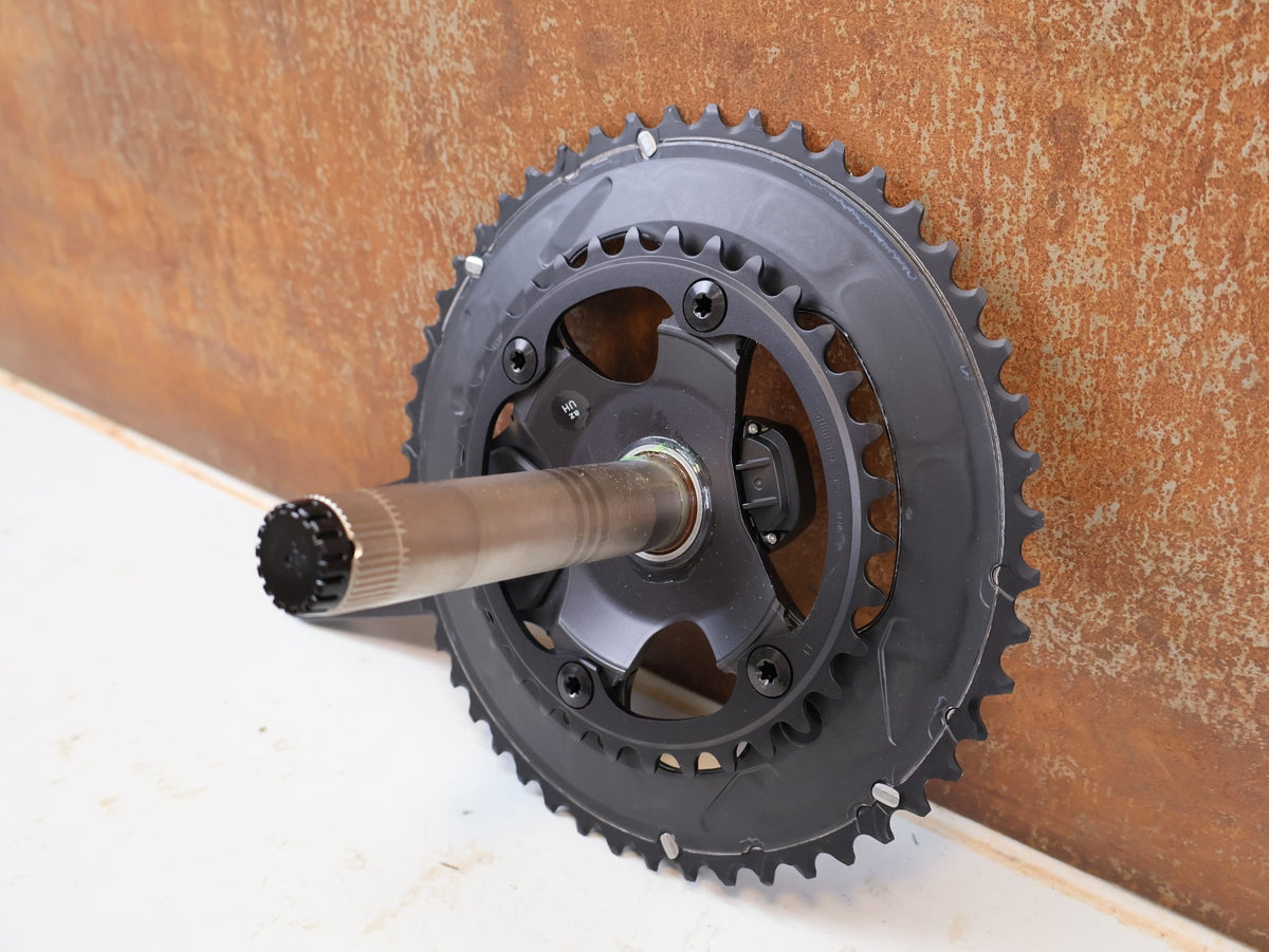 Kurbel von Shimano, Shimano Ultegra FC-R8100-P Powermeter Kurbel 172.5mm 50-34Z vor USEDBIKES-OB.DE Hintergrund