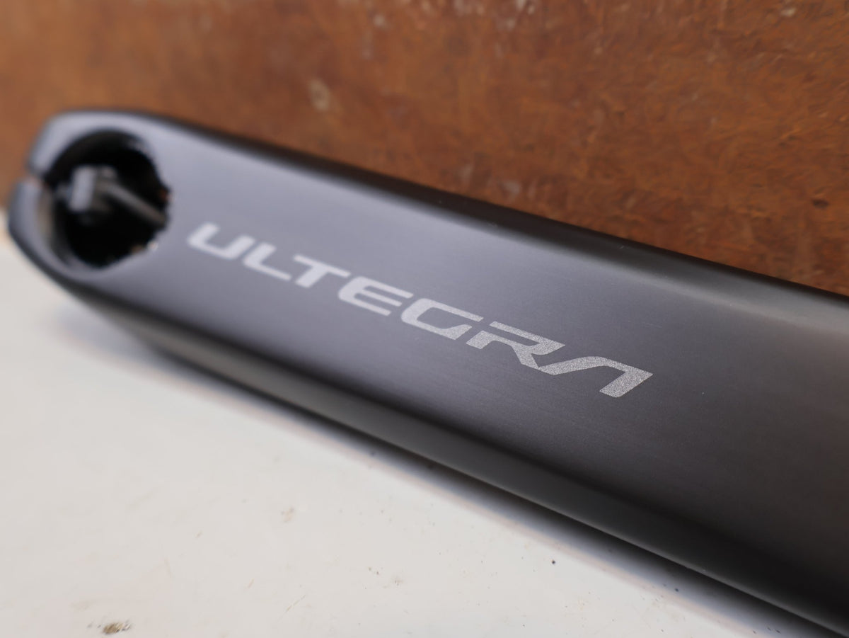 Kurbel von Shimano, Shimano Ultegra FC-R8100-P Powermeter Kurbel 172.5mm 50-34Z vor USEDBIKES-OB.DE Hintergrund