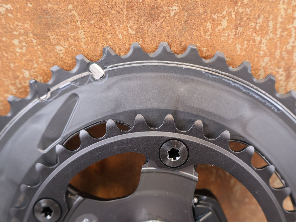 Kurbel von Shimano, Shimano Ultegra FC-R8100-P Powermeter Kurbel 172.5mm 50-34Z vor USEDBIKES-OB.DE Hintergrund