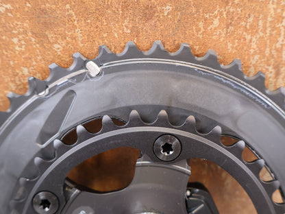 Kurbel von Shimano, Shimano Ultegra FC-R8100-P Powermeter Kurbel 172.5mm 50-34Z vor USEDBIKES-OB.DE Hintergrund
