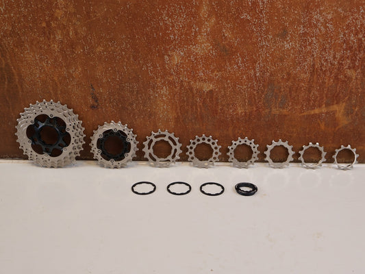 Kassette & Zahnkränze von Shimano, SHIMANO ULTEGRA KASSETTE CS-R8000 11 FACH 11-30 ZÄHNE vor USEDBIKES-OB.DE Hintergrund