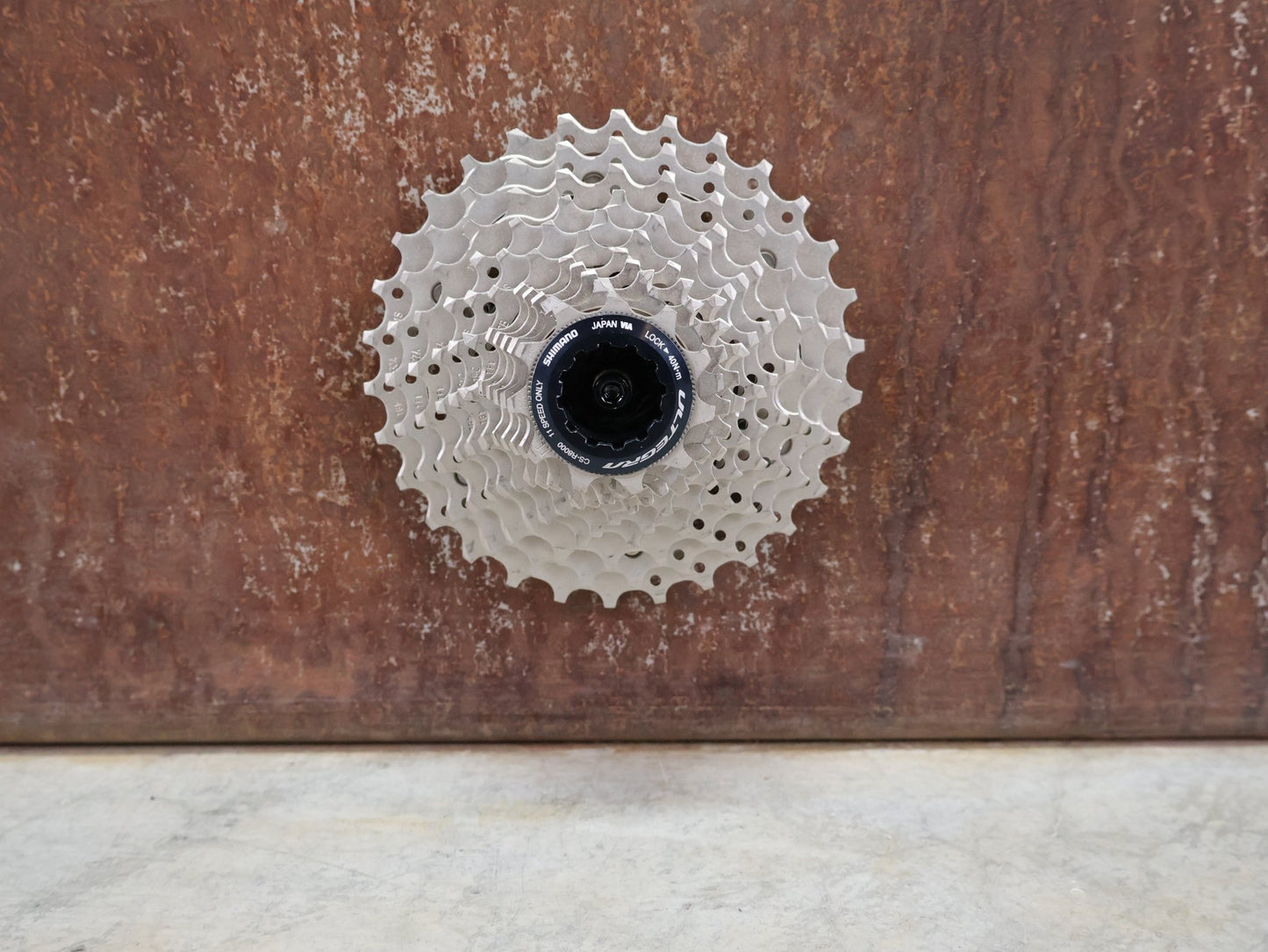 Kassette & Zahnkränze von Shimano, SHIMANO ULTEGRA KASSETTE CS - R8000 11 FACH 11 - 30 ZÄHNE vor USEDBIKES - OB.DE Hintergrund