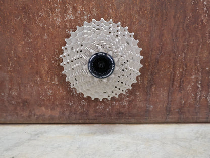 Kassette & Zahnkränze von Shimano, SHIMANO ULTEGRA KASSETTE CS - R8000 11 FACH 11 - 30 ZÄHNE vor USEDBIKES - OB.DE Hintergrund