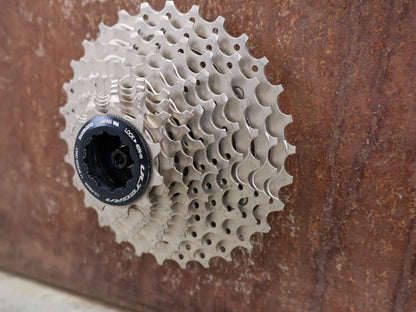 Kassette & Zahnkränze von Shimano, SHIMANO ULTEGRA KASSETTE CS - R8000 11 FACH 11 - 30 ZÄHNE vor USEDBIKES - OB.DE Hintergrund