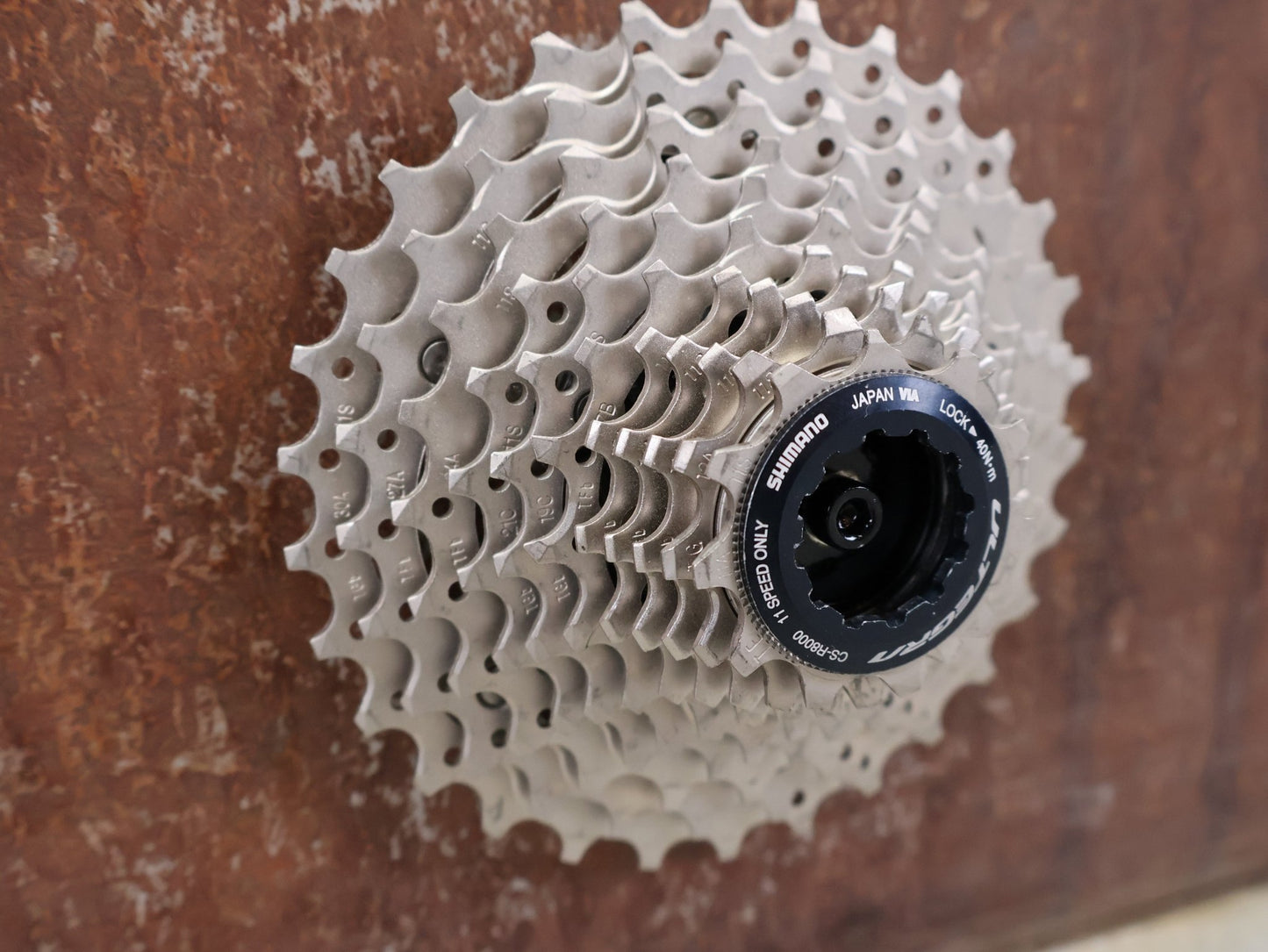 Kassette & Zahnkränze von Shimano, SHIMANO ULTEGRA KASSETTE CS - R8000 11 FACH 11 - 30 ZÄHNE vor USEDBIKES - OB.DE Hintergrund