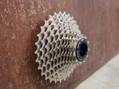 Kassette & Zahnkränze von Shimano, SHIMANO ULTEGRA KASSETTE CS - R8000 11 FACH 11 - 30 ZÄHNE vor USEDBIKES - OB.DE Hintergrund