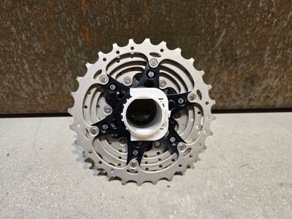 Kassette & Zahnkränze von Shimano, SHIMANO ULTEGRA KASSETTE CS - R8000 ZAHNKRANZ 11FACH 14 - 28 ZÄHNE in variant_title vor USEDBIKES - OB.DE Hintergrund