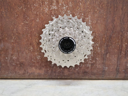 Kassette & Zahnkränze von Shimano, SHIMANO ULTEGRA KASSETTE CS - R8100 12 FACH 11 - 30 ZÄHNE vor USEDBIKES - OB.DE Hintergrund