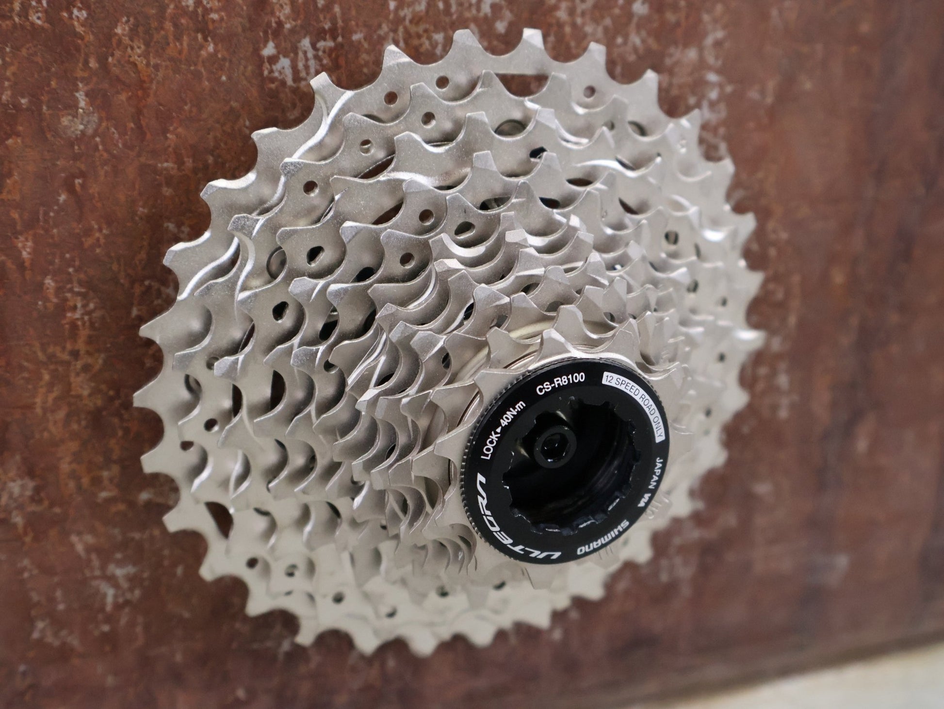 Kassette & Zahnkränze von Shimano, SHIMANO ULTEGRA KASSETTE CS - R8100 12 FACH 11 - 30 ZÄHNE vor USEDBIKES - OB.DE Hintergrund