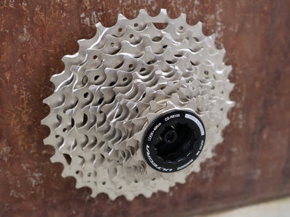 Kassette & Zahnkränze von Shimano, SHIMANO ULTEGRA KASSETTE CS - R8100 12 FACH 11 - 30 ZÄHNE vor USEDBIKES - OB.DE Hintergrund