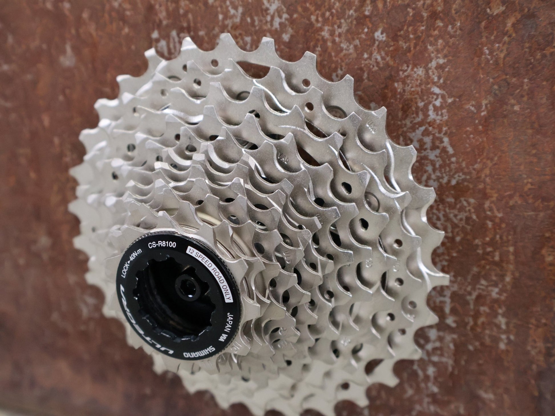 Kassette & Zahnkränze von Shimano, SHIMANO ULTEGRA KASSETTE CS - R8100 12 FACH 11 - 30 ZÄHNE vor USEDBIKES - OB.DE Hintergrund