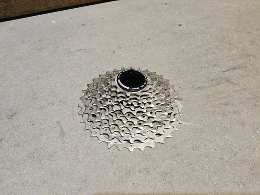 Kassette & Zahnkränze von Shimano, SHIMANO ULTEGRA KASSETTE CS - R8100 12 FACH 11 - 34 ZÄHNE vor USEDBIKES - OB.DE Hintergrund