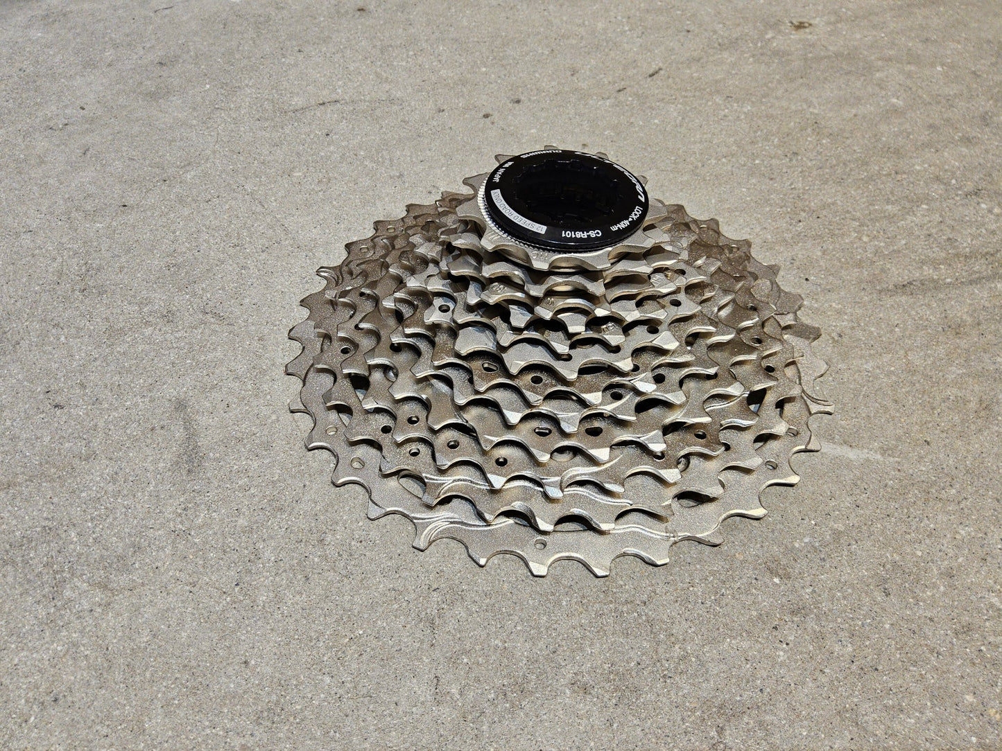 Kassette & Zahnkränze von Shimano, SHIMANO ULTEGRA KASSETTE CS - R8100 12 FACH 11 - 34 ZÄHNE vor USEDBIKES - OB.DE Hintergrund