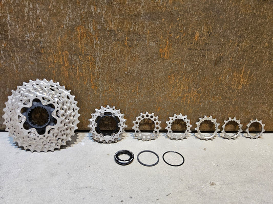 Kassette & Zahnkränze von Shimano, SHIMANO ULTEGRA KASSETTE CS - R8100 12 FACH 11 - 34 ZÄHNE vor USEDBIKES - OB.DE Hintergrund