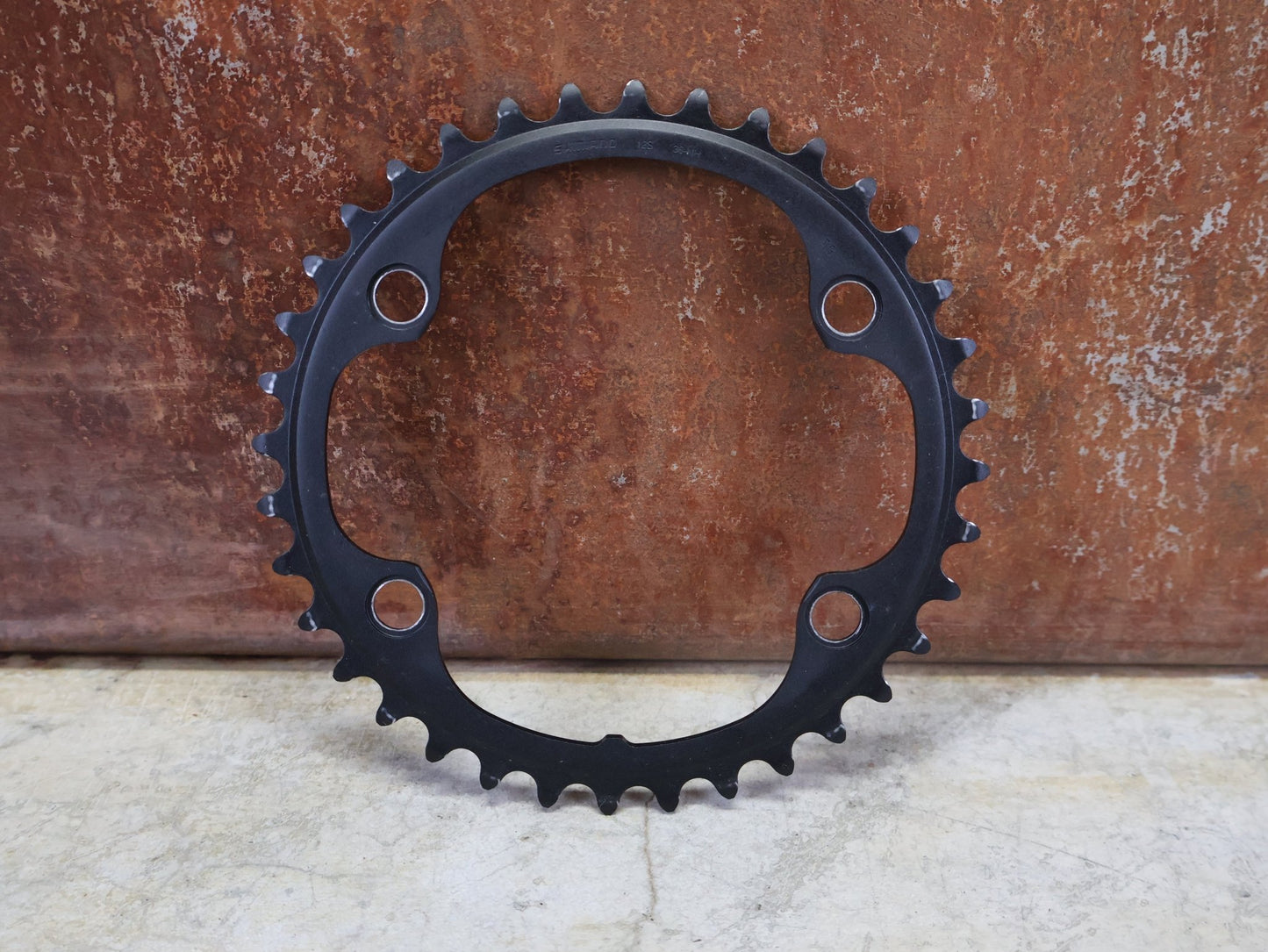 Kettenblatt von Shimano, SHIMANO ULTEGRA KETTENBLATT FC - 8100 / 36 ZÄHNE vor USEDBIKES - OB.DE Hintergrund