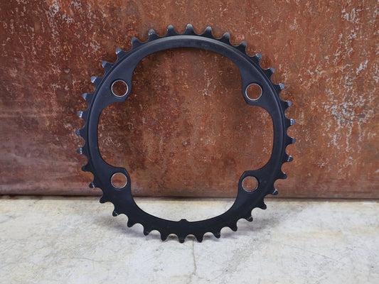 Kettenblatt von Shimano, SHIMANO ULTEGRA KETTENBLATT FC - 8100 / 36 ZÄHNE vor USEDBIKES - OB.DE Hintergrund