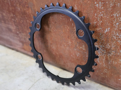 Kettenblatt von Shimano, SHIMANO ULTEGRA KETTENBLATT FC - 8100 / 36 ZÄHNE vor USEDBIKES - OB.DE Hintergrund