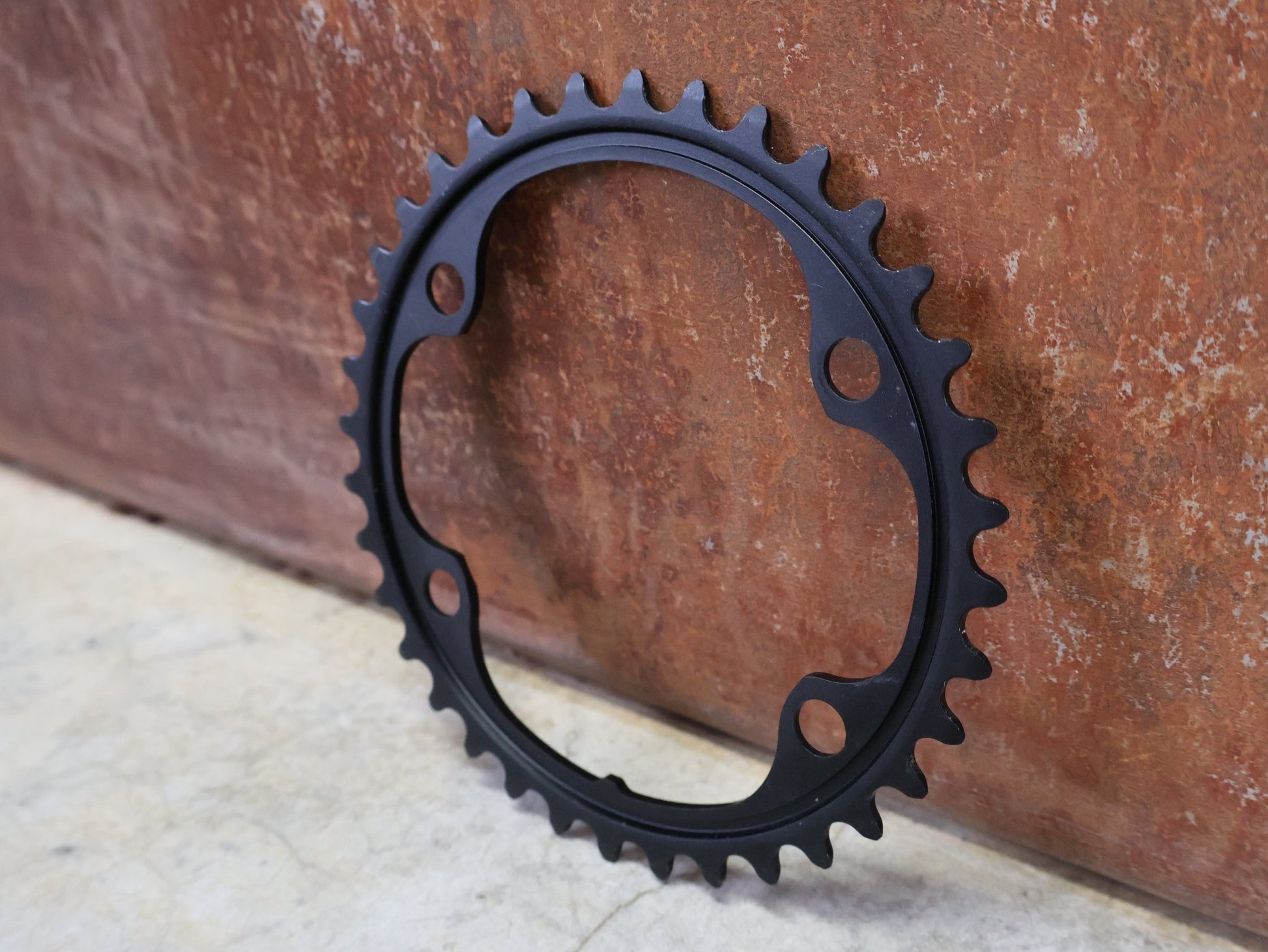 Kettenblatt von Shimano, SHIMANO ULTEGRA KETTENBLATT FC - 8100 / 36 ZÄHNE vor USEDBIKES - OB.DE Hintergrund