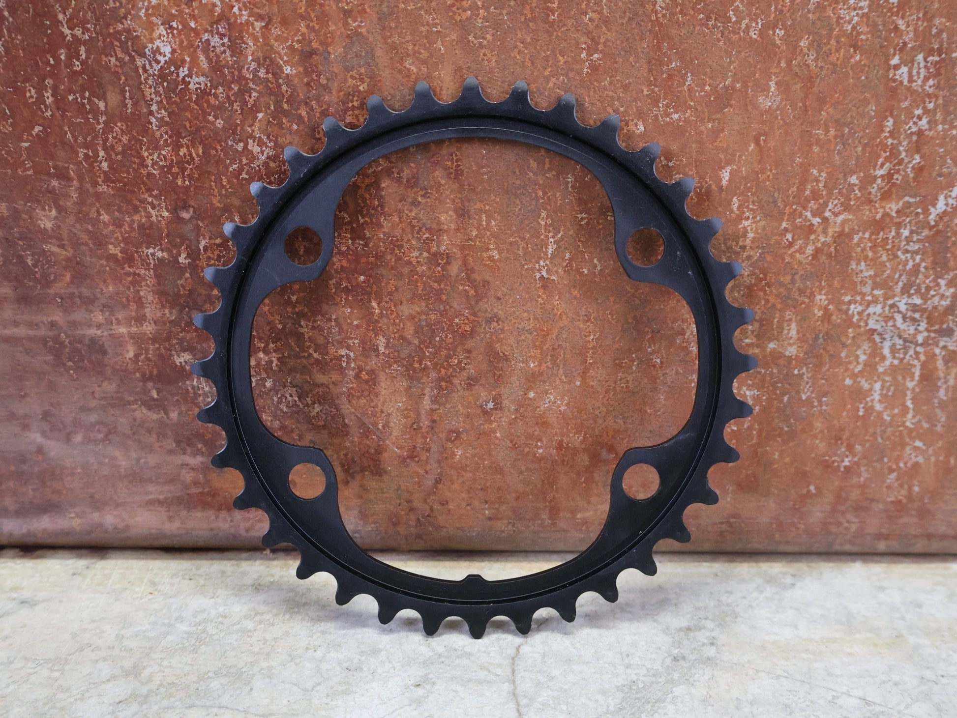 Kettenblatt von Shimano, SHIMANO ULTEGRA KETTENBLATT FC - 8100 / 36 ZÄHNE vor USEDBIKES - OB.DE Hintergrund