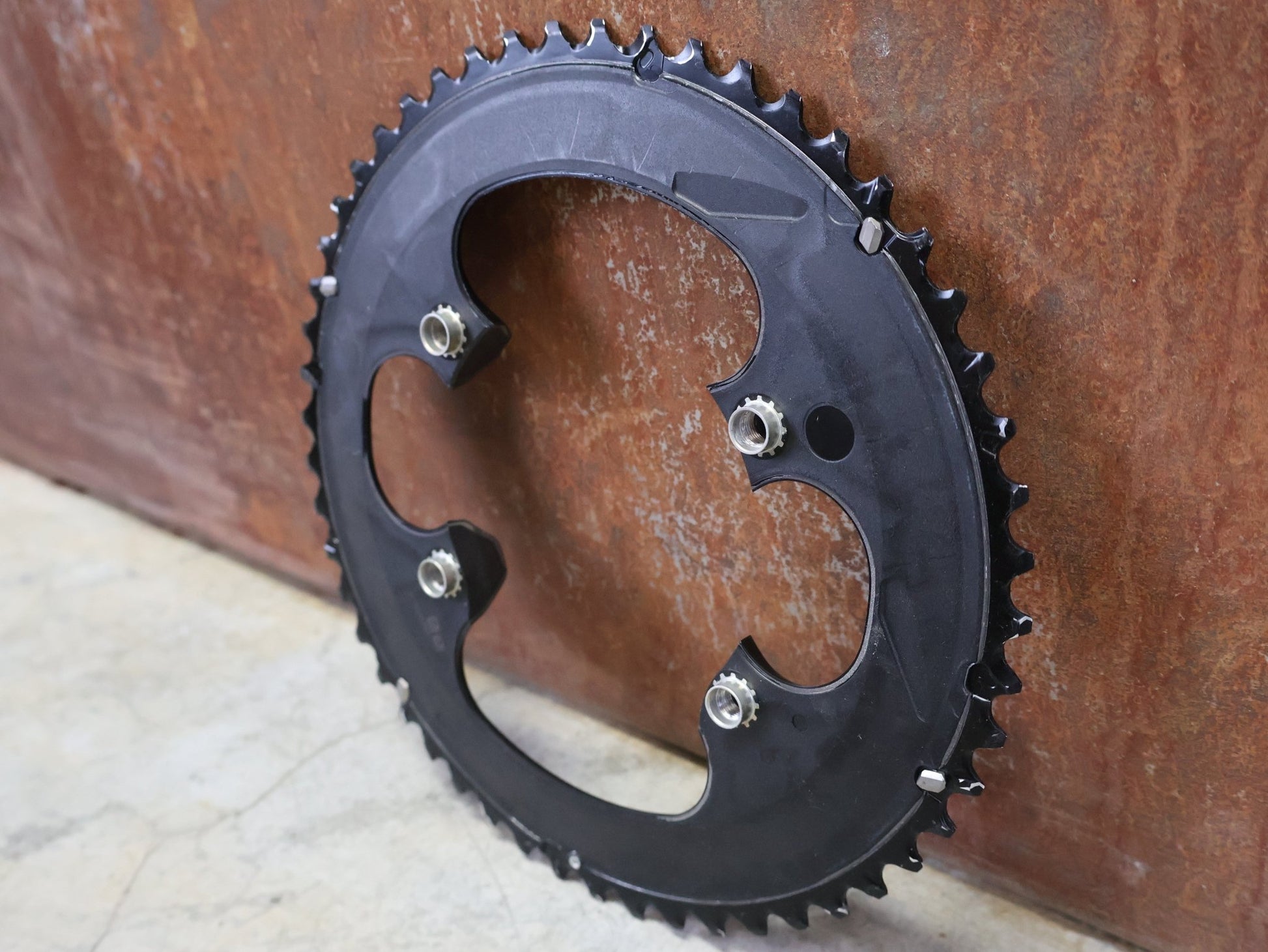 Kettenblatt von Shimano, SHIMANO ULTEGRA KETTENBLATT FC - 8100 / 52 ZÄHNE vor USEDBIKES - OB.DE Hintergrund