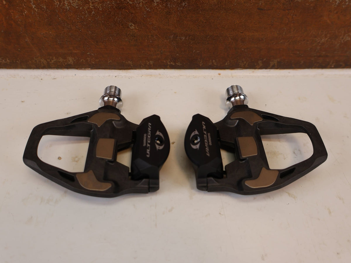 Pedale von Shimano, SHIMANO ULTEGRA PD R8000 CARBON SPD SL PEDALE RENNRAD vor USEDBIKES-OB.DE Hintergrund