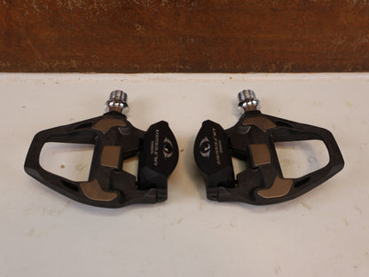 Pedale von Shimano, SHIMANO ULTEGRA PD R8000 CARBON SPD SL PEDALE RENNRAD vor USEDBIKES-OB.DE Hintergrund