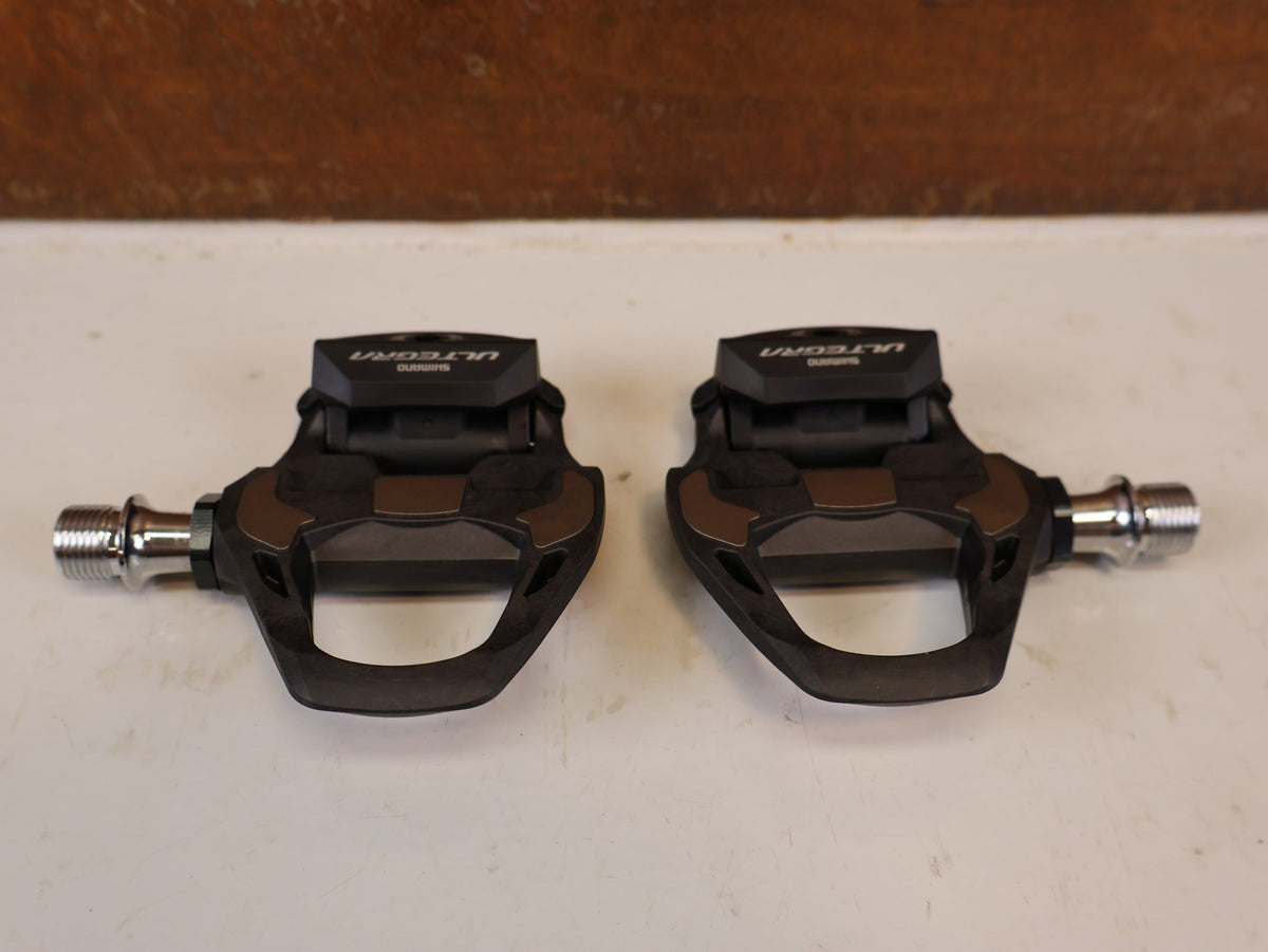 Pedale von Shimano, SHIMANO ULTEGRA PD R8000 CARBON SPD SL PEDALE RENNRAD vor USEDBIKES-OB.DE Hintergrund