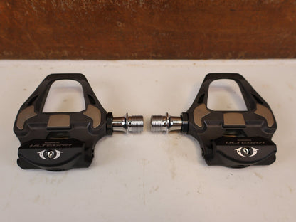 Pedale von Shimano, SHIMANO ULTEGRA PD R8000 CARBON SPD SL PEDALE RENNRAD vor USEDBIKES-OB.DE Hintergrund