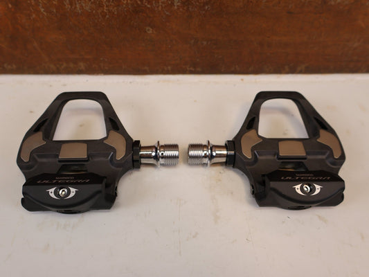 Pedale von Shimano, SHIMANO ULTEGRA PD R8000 CARBON SPD SL PEDALE RENNRAD vor USEDBIKES-OB.DE Hintergrund