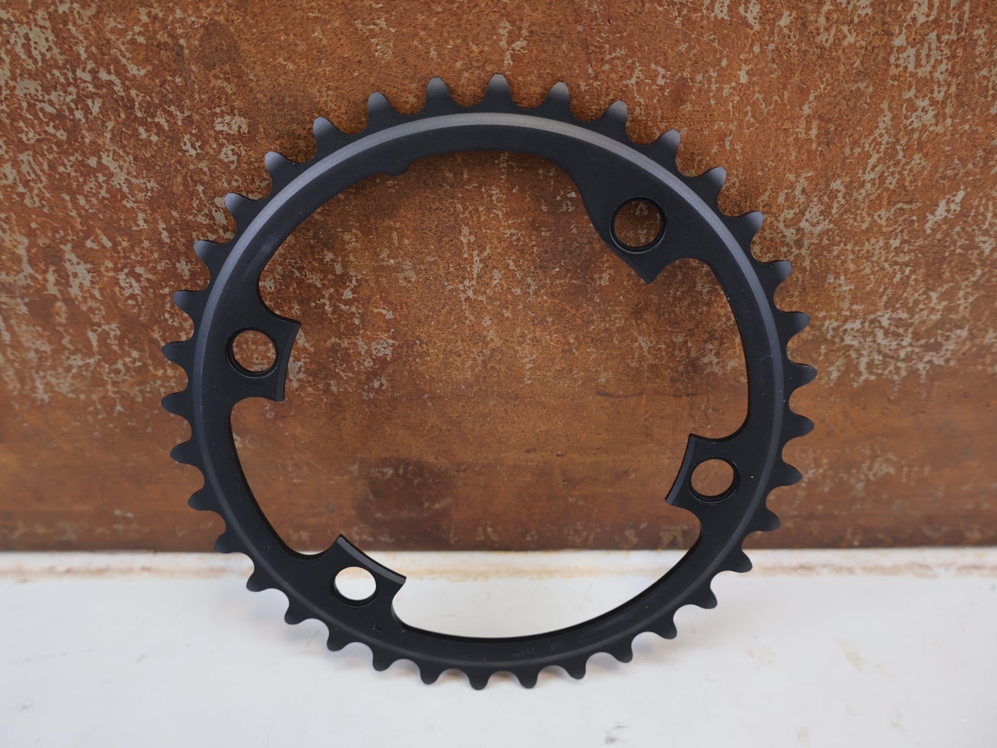 Kettenblatt von Shimano, SHIMANO ULTEGRA R8000 KETTENBLATT 2X11-FACH 36 ZÄHNE SCHWARZ vor USEDBIKES-OB.DE Hintergrund