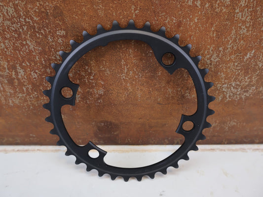 Kettenblatt von Shimano, SHIMANO ULTEGRA R8000 KETTENBLATT 2X11-FACH 36 ZÄHNE SCHWARZ vor USEDBIKES-OB.DE Hintergrund