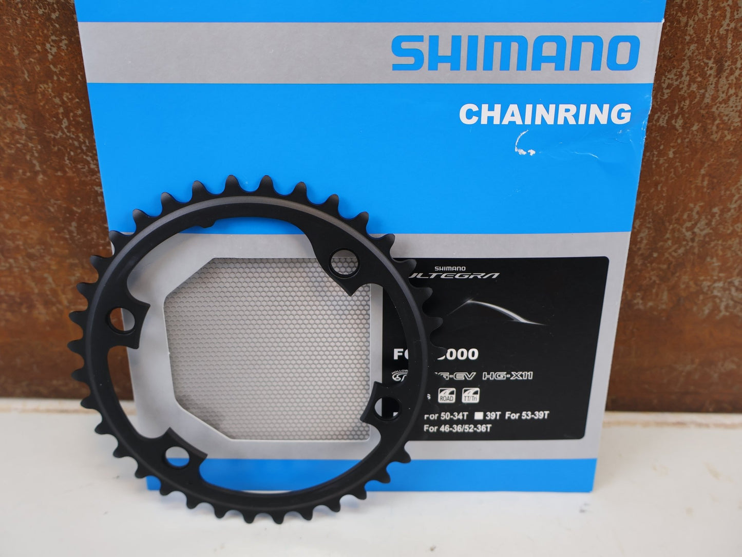 Kettenblatt von Shimano, SHIMANO ULTEGRA R8000 KETTENBLATT 2X11-FACH 36 ZÄHNE SCHWARZ vor USEDBIKES-OB.DE Hintergrund