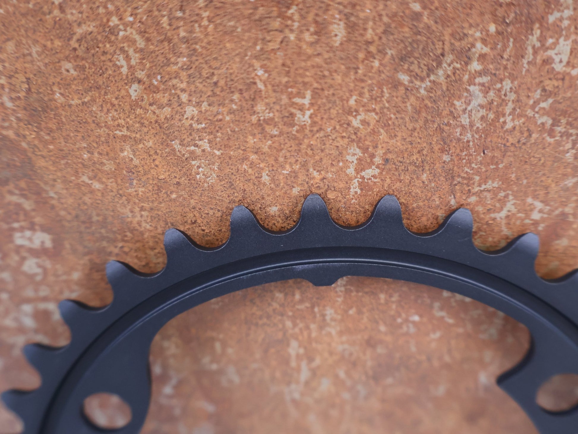 Kettenblatt von Shimano, SHIMANO ULTEGRA R8000 KETTENBLATT 2X11-FACH 36 ZÄHNE SCHWARZ vor USEDBIKES-OB.DE Hintergrund