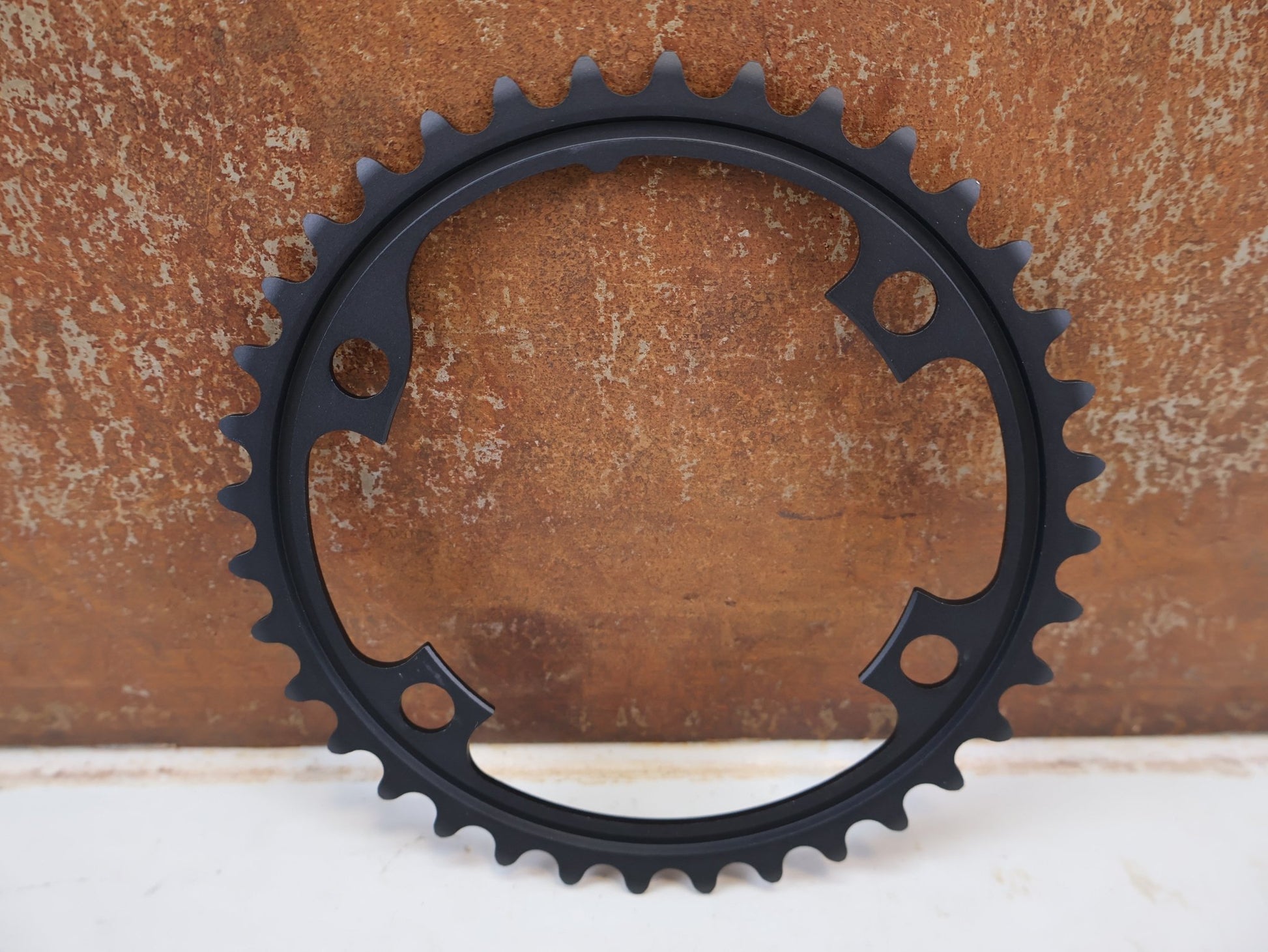 Kettenblatt von Shimano, SHIMANO ULTEGRA R8000 KETTENBLATT 2X11-FACH 36 ZÄHNE SCHWARZ vor USEDBIKES-OB.DE Hintergrund