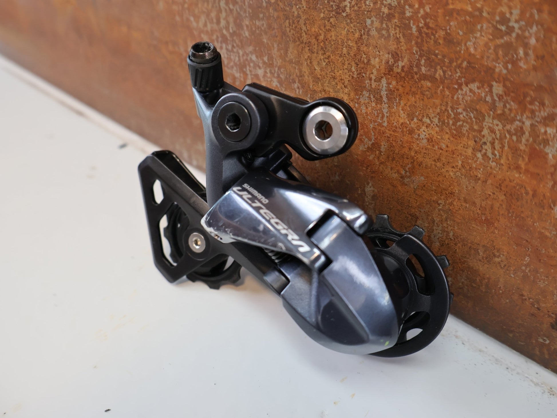 Schaltgruppen von Shimano, SHIMANO ULTEGRA R8020 R8025 / SCHALTGRUPPE 2X11 FACH / SCHEIBENBREMSE vor USEDBIKES-OB.DE Hintergrund