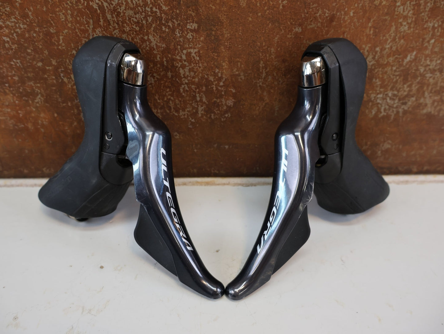 Schaltgruppen von Shimano, SHIMANO ULTEGRA R8020 R8025 / SCHALTGRUPPE 2X11 FACH / SCHEIBENBREMSE vor USEDBIKES-OB.DE Hintergrund