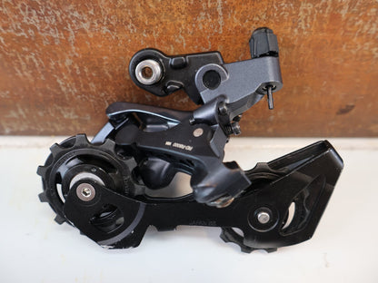 Schaltgruppen von Shimano, SHIMANO ULTEGRA R8020 R8025 / SCHALTGRUPPE 2X11 FACH / SCHEIBENBREMSE vor USEDBIKES-OB.DE Hintergrund