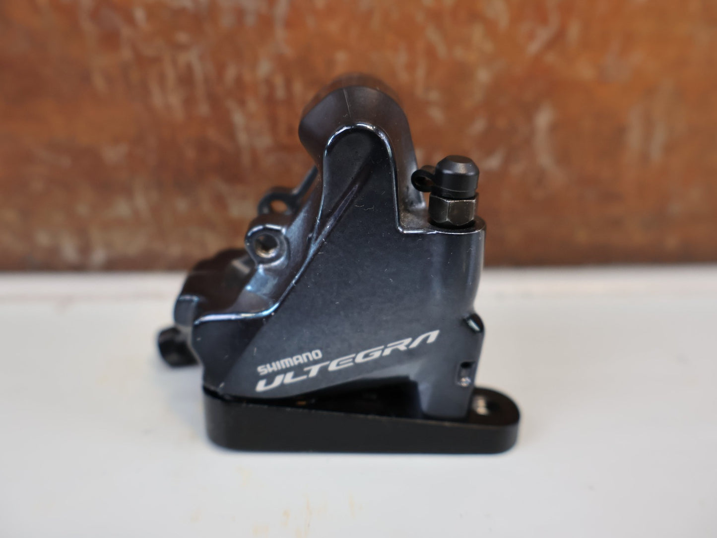 Schaltgruppen von Shimano, SHIMANO ULTEGRA R8020 R8025 / SCHALTGRUPPE 2X11 FACH / SCHEIBENBREMSE vor USEDBIKES-OB.DE Hintergrund