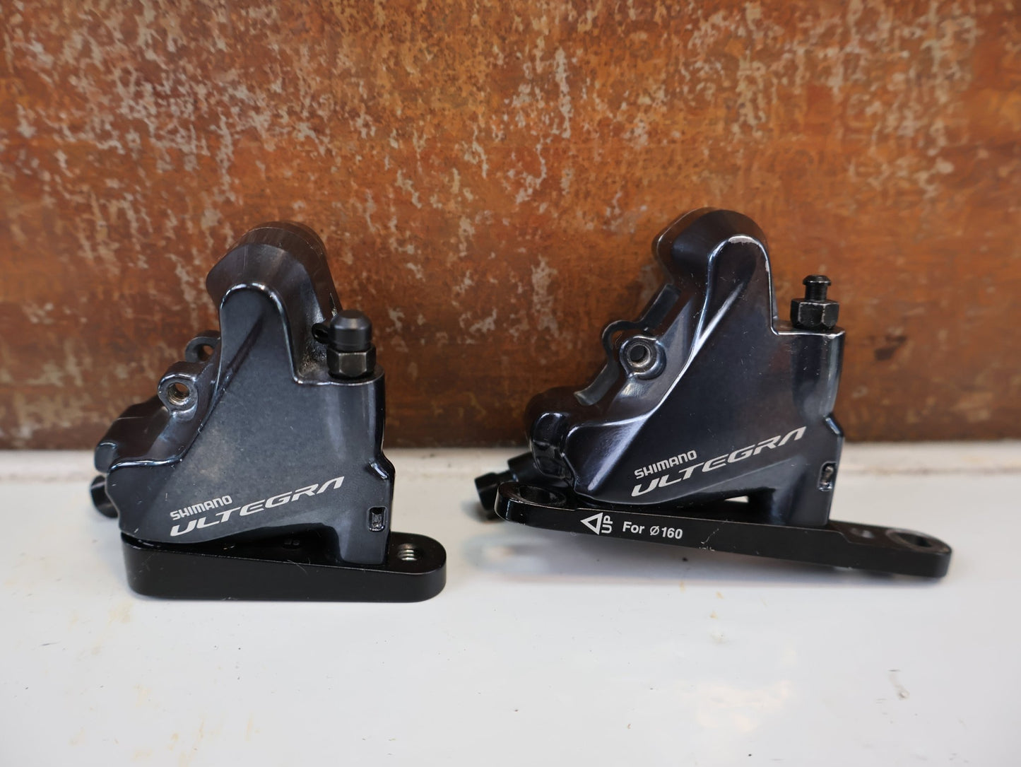 Schaltgruppen von Shimano, SHIMANO ULTEGRA R8020 R8025 / SCHALTGRUPPE 2X11 FACH / SCHEIBENBREMSE vor USEDBIKES-OB.DE Hintergrund