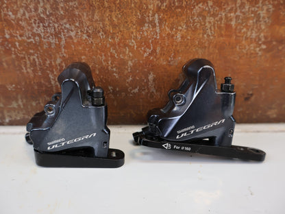 Schaltgruppen von Shimano, SHIMANO ULTEGRA R8020 R8025 / SCHALTGRUPPE 2X11 FACH / SCHEIBENBREMSE vor USEDBIKES-OB.DE Hintergrund