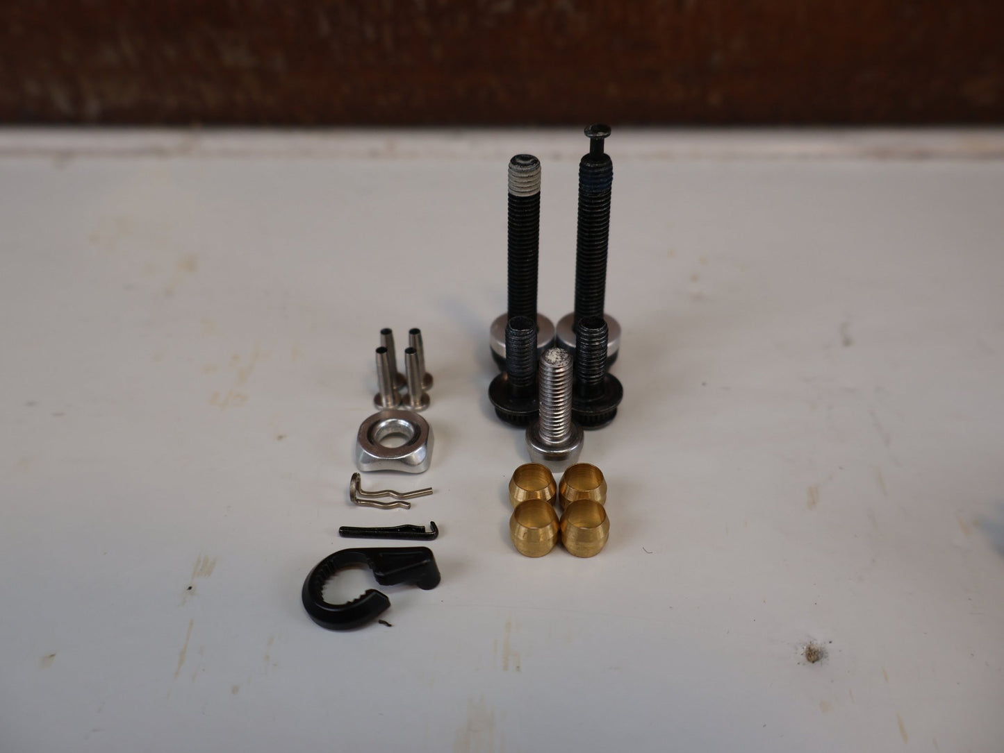Schaltgruppen von Shimano, SHIMANO ULTEGRA R8020 R8025 / SCHALTGRUPPE 2X11 FACH / SCHEIBENBREMSE vor USEDBIKES-OB.DE Hintergrund