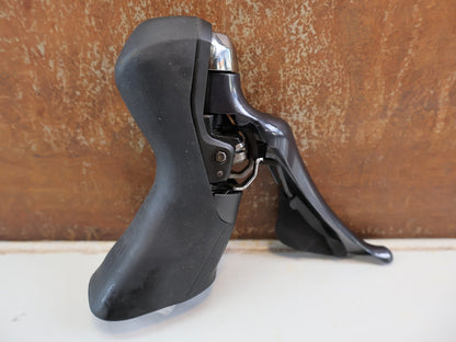 Schaltgruppen von Shimano, SHIMANO ULTEGRA R8020 R8025 / SCHALTGRUPPE 2X11 FACH / SCHEIBENBREMSE vor USEDBIKES-OB.DE Hintergrund