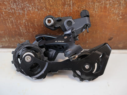 Schaltgruppen von Shimano, SHIMANO ULTEGRA R8020 R8025 / SCHALTGRUPPE 2X11 FACH / SCHEIBENBREMSE vor USEDBIKES-OB.DE Hintergrund