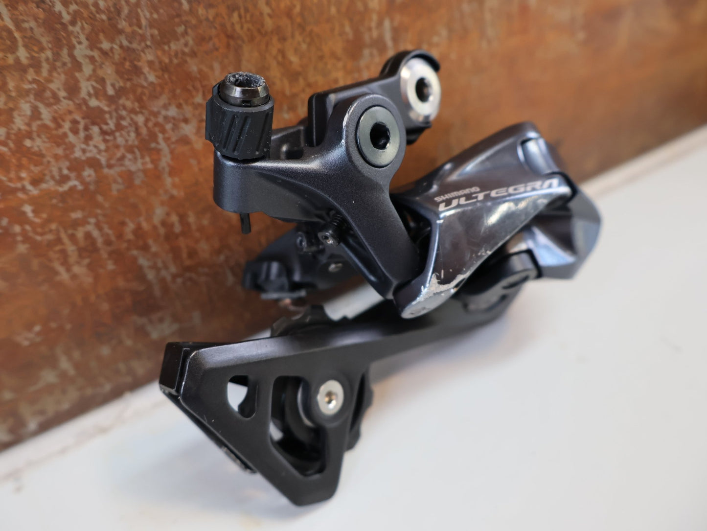 Schaltgruppen von Shimano, SHIMANO ULTEGRA R8020 R8025 / SCHALTGRUPPE 2X11 FACH / SCHEIBENBREMSE vor USEDBIKES-OB.DE Hintergrund