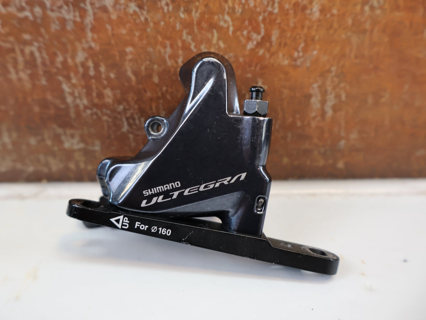 Schaltgruppen von Shimano, SHIMANO ULTEGRA R8020 R8025 / SCHALTGRUPPE 2X11 FACH / SCHEIBENBREMSE vor USEDBIKES-OB.DE Hintergrund