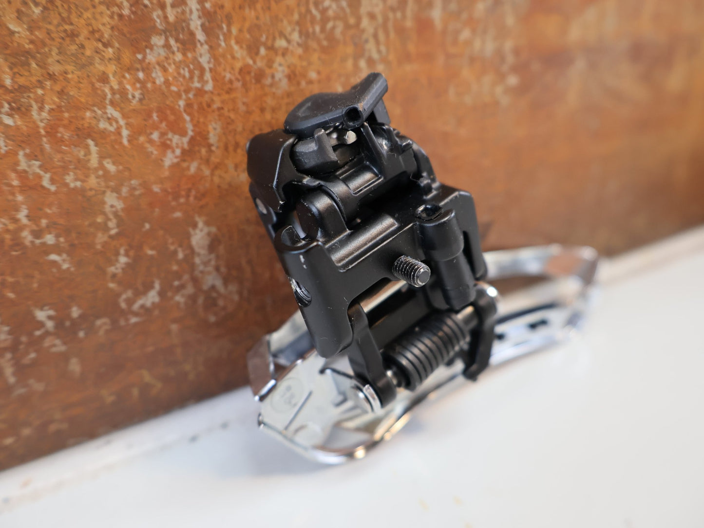 Schaltgruppen von Shimano, SHIMANO ULTEGRA R8020 R8025 / SCHALTGRUPPE 2X11 FACH / SCHEIBENBREMSE vor USEDBIKES-OB.DE Hintergrund