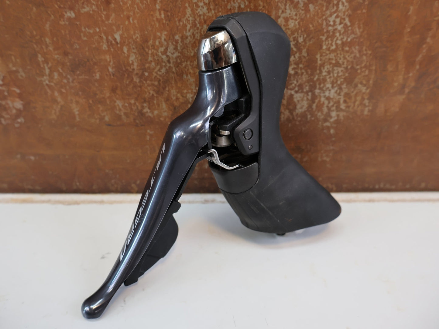 Schaltgruppen von Shimano, SHIMANO ULTEGRA R8020 R8025 / SCHALTGRUPPE 2X11 FACH / SCHEIBENBREMSE vor USEDBIKES-OB.DE Hintergrund